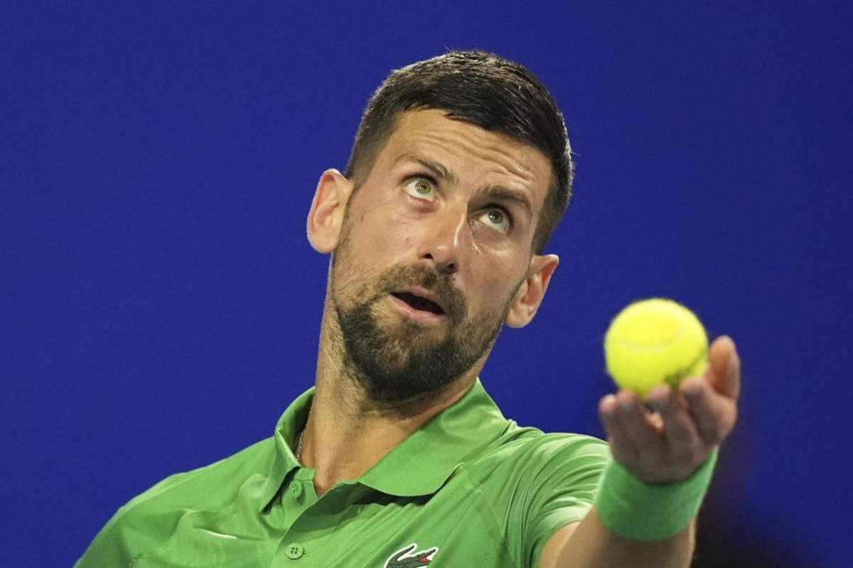 Primo piano di Novak Djokovic mentre è in procinto di servire