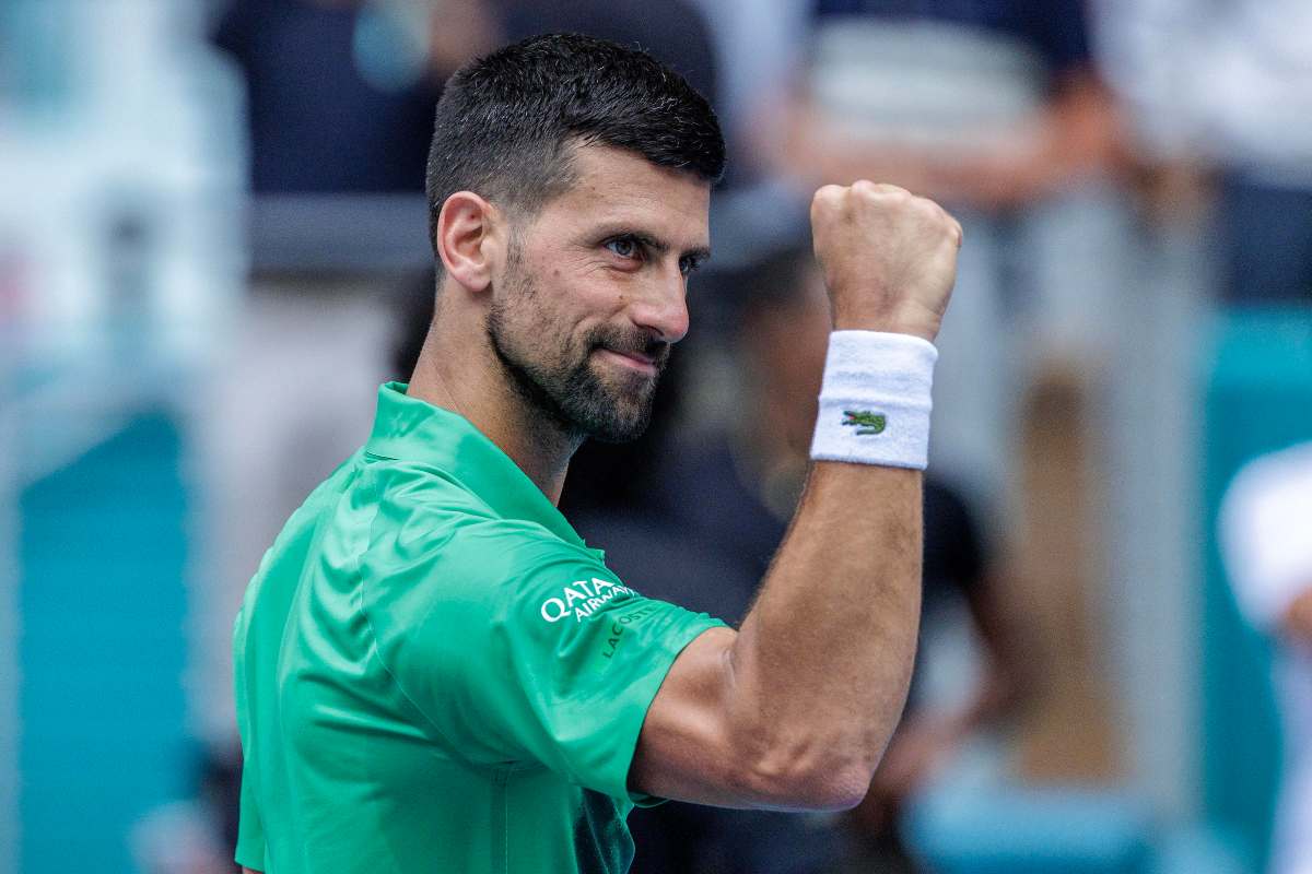Novak Djokovic alza il pugno dopo la vittoria