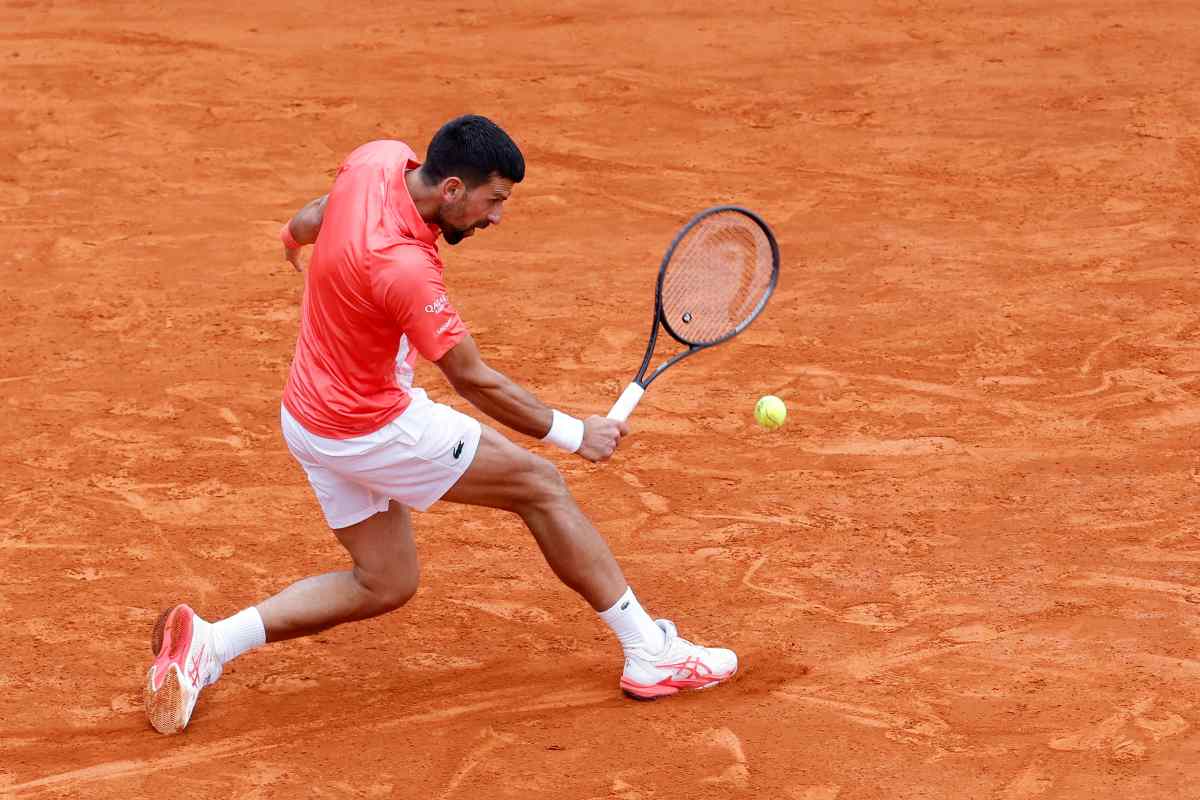 Djokovic in azione con il rovescio sulla terra rossa di Montecarlo