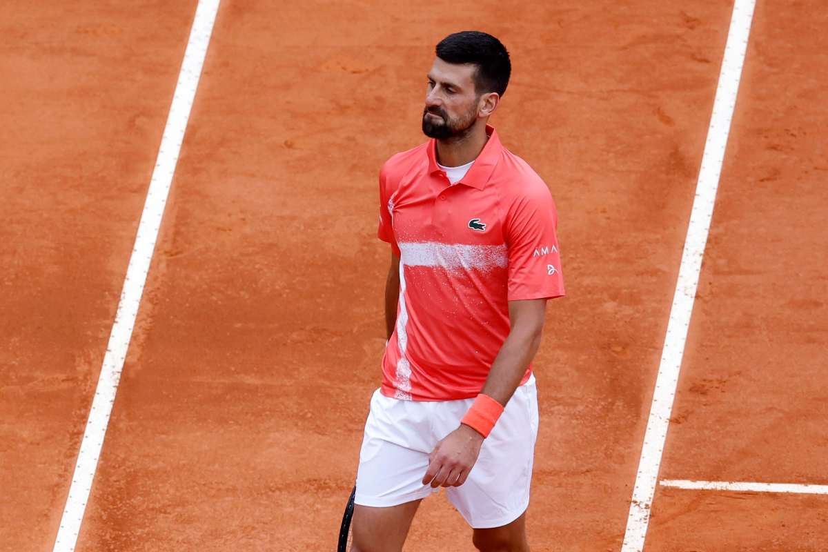 Novak Djokovic passeggia sulla terra battuta