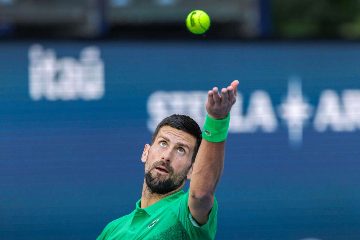 Novak Djokovic lancia la pallina per servire