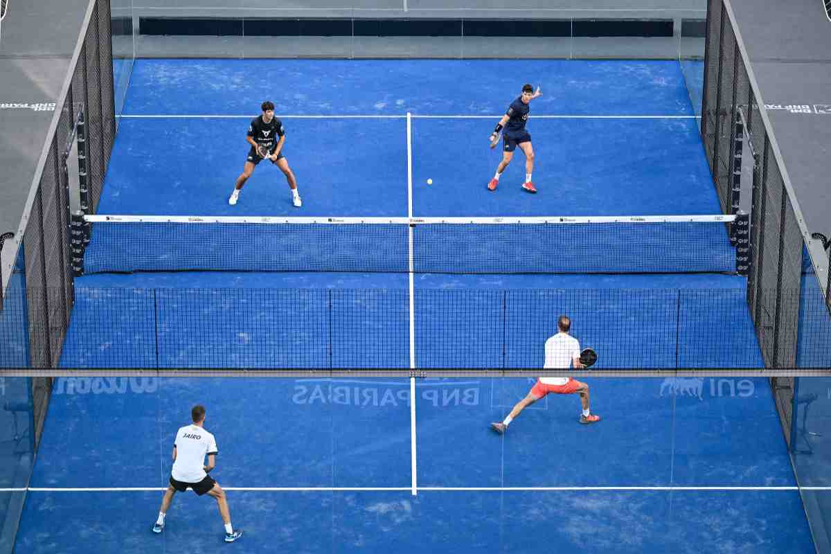 Frangente di un match di padel con prospettiva dall'alto