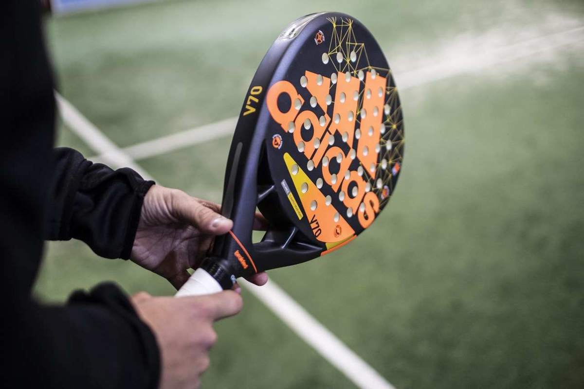 Racchetta da padel tra le mani di un giocatore