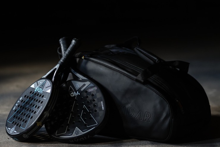 Borsa e due racchette da padel di colore nero