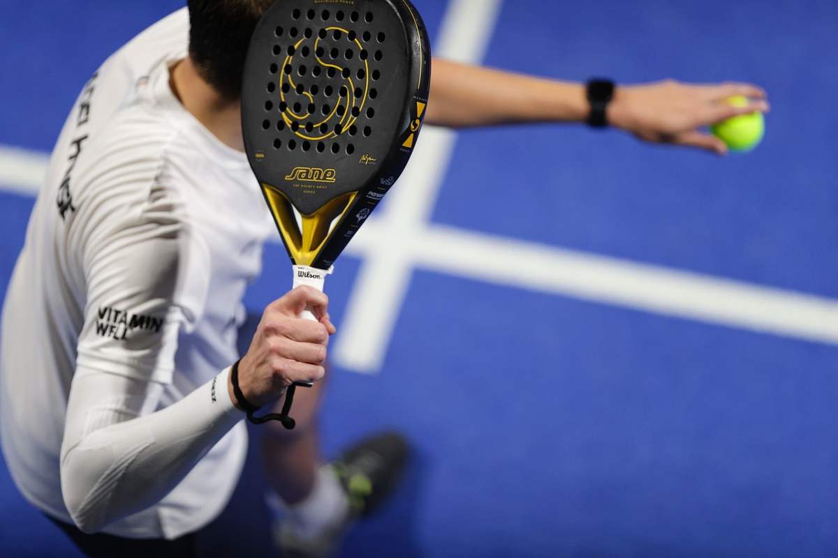 Giocatore di padel in procinto di servire