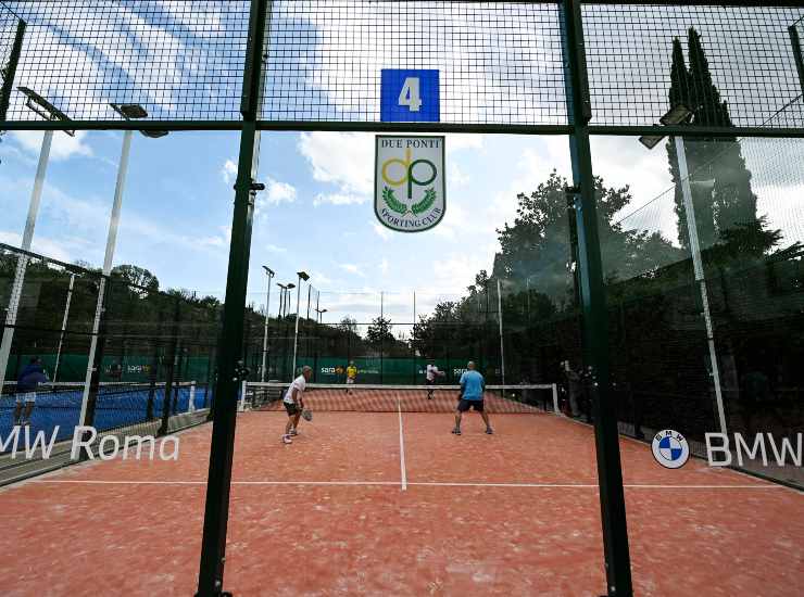 Campo da Padel mentre si disputa una partita