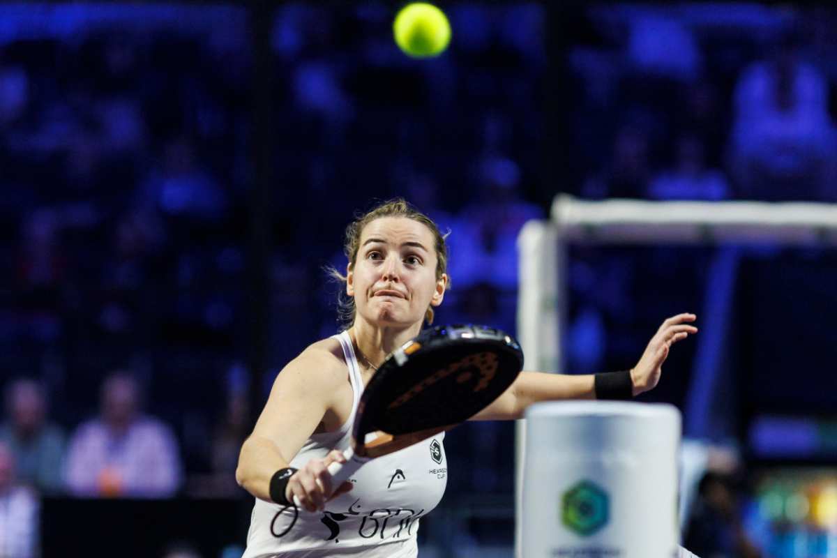 Una giocatrice di Padel colpisce la palla
