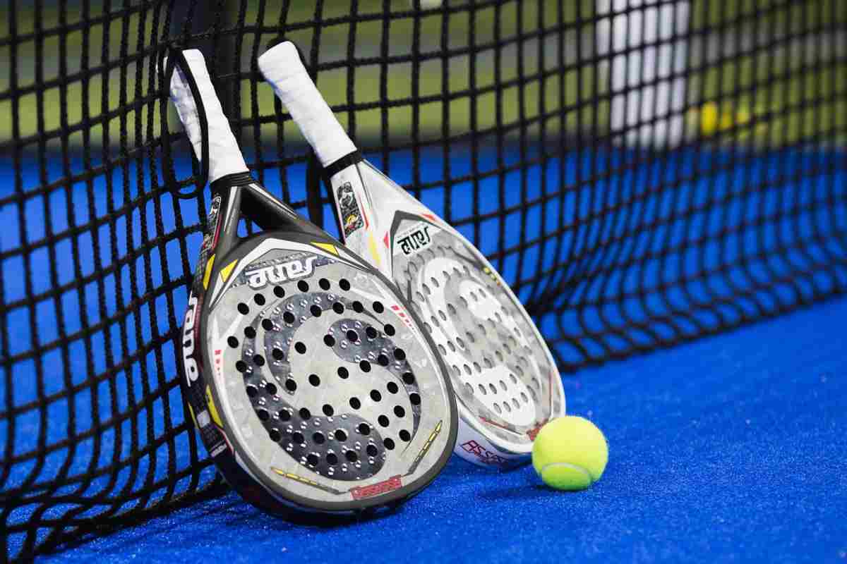 Racchette da padel poggiate alla rete