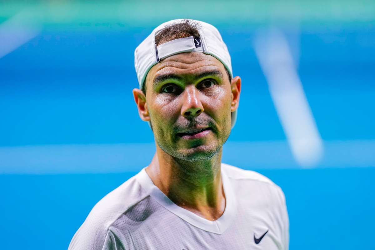 Rafael Nadal in campo con maglia e cappellino bianchi