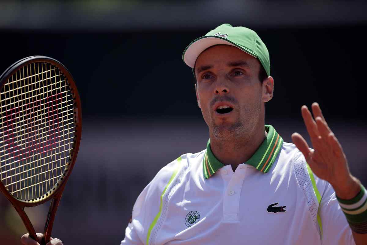 Roberto Bautista Agut con maglia bianca e cappellino verde