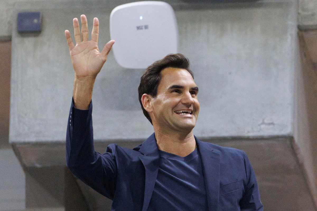 Roger Federer saluta il pubblico