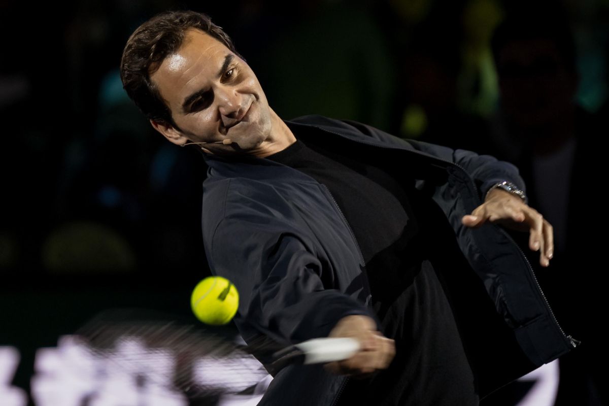Roger Federer gioca a tennis con la giacca durante un evento di esibizione