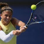 Sara Errani mentre esegue un rovescio a due mani