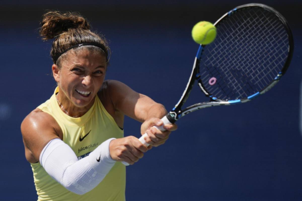 Sara Errani mentre esegue un rovescio a due mani