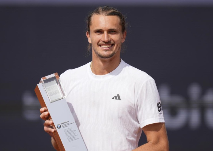Sascha Zverev col trofeo a Monaco di Baviera
