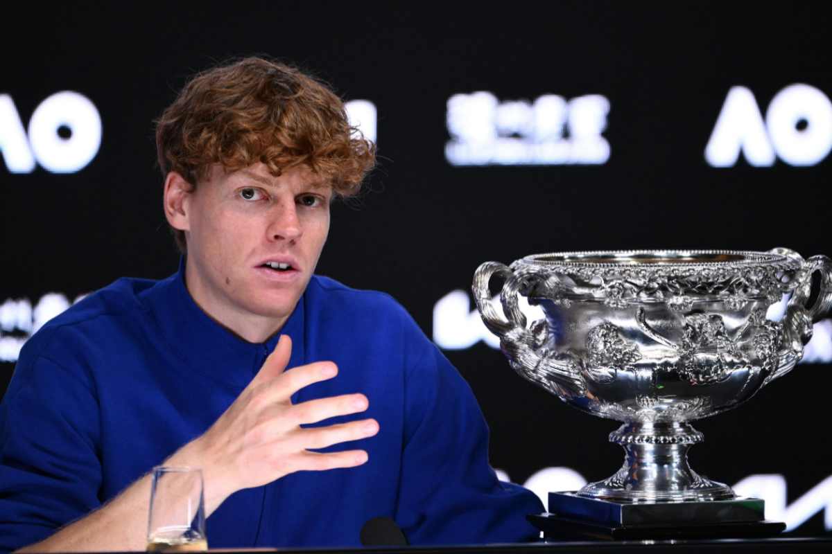 Sinner con il trofeo di Melbourne davanti