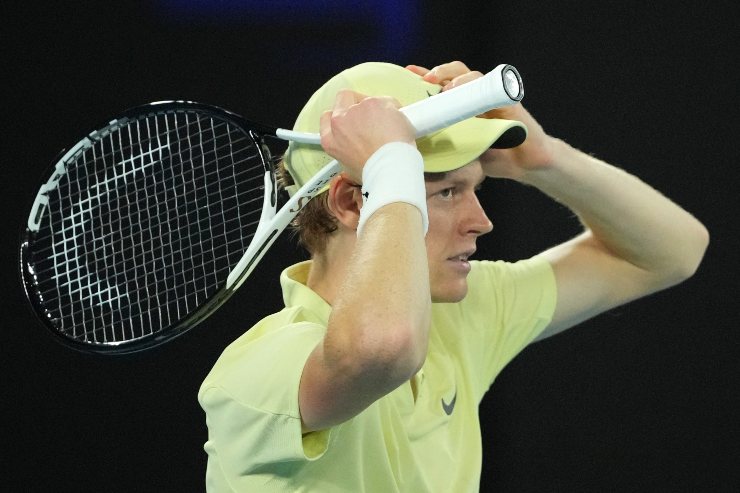 Jannik Sinner durante gli Australian Open contro Zverev