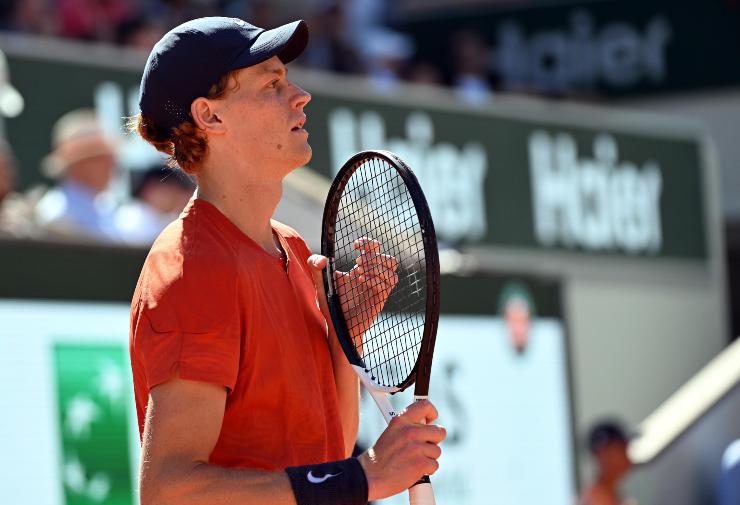 Jannik Sinner tocca il piatto della racchetta