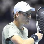 Jannik Sinner con un cappello bianco in testa