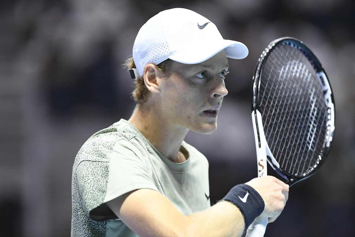 Jannik Sinner con un cappello bianco in testa