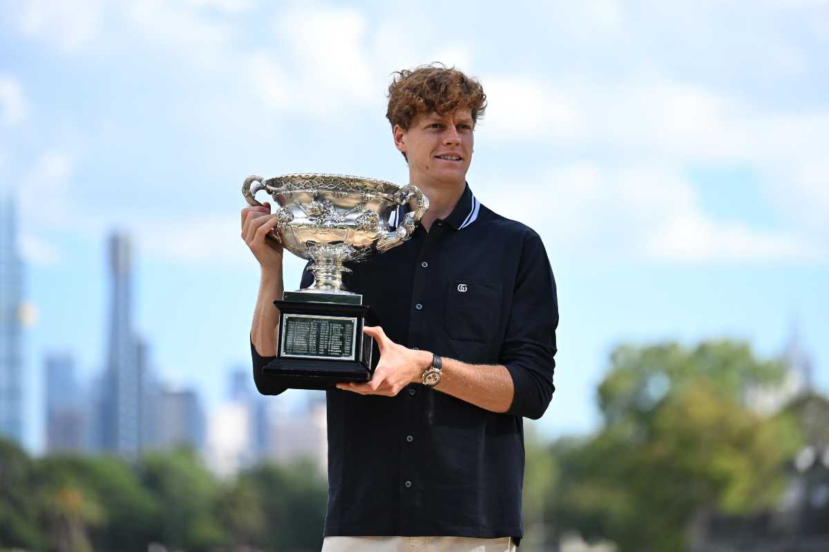 Sinner con il trofeo in Australia