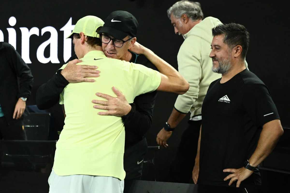 Jannik Sinner abbraccia Darren Cahill
