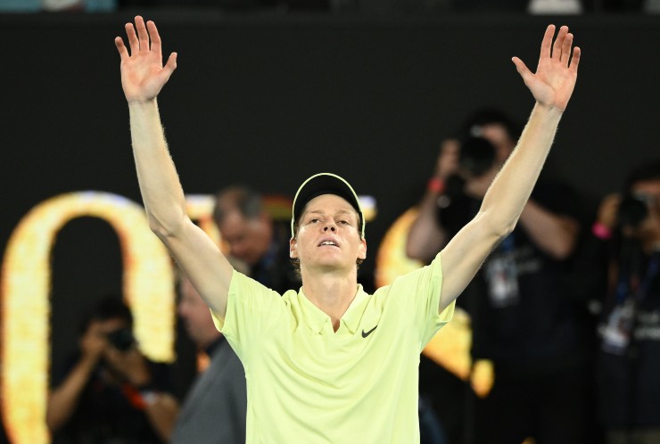 Jannik Sinner braccia al cielo a Melbourne