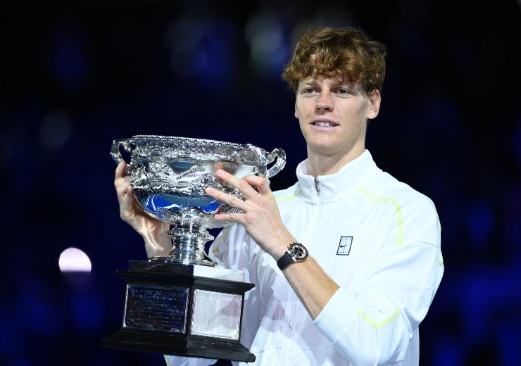 Jannik Sinner con la coppa a Melbourne