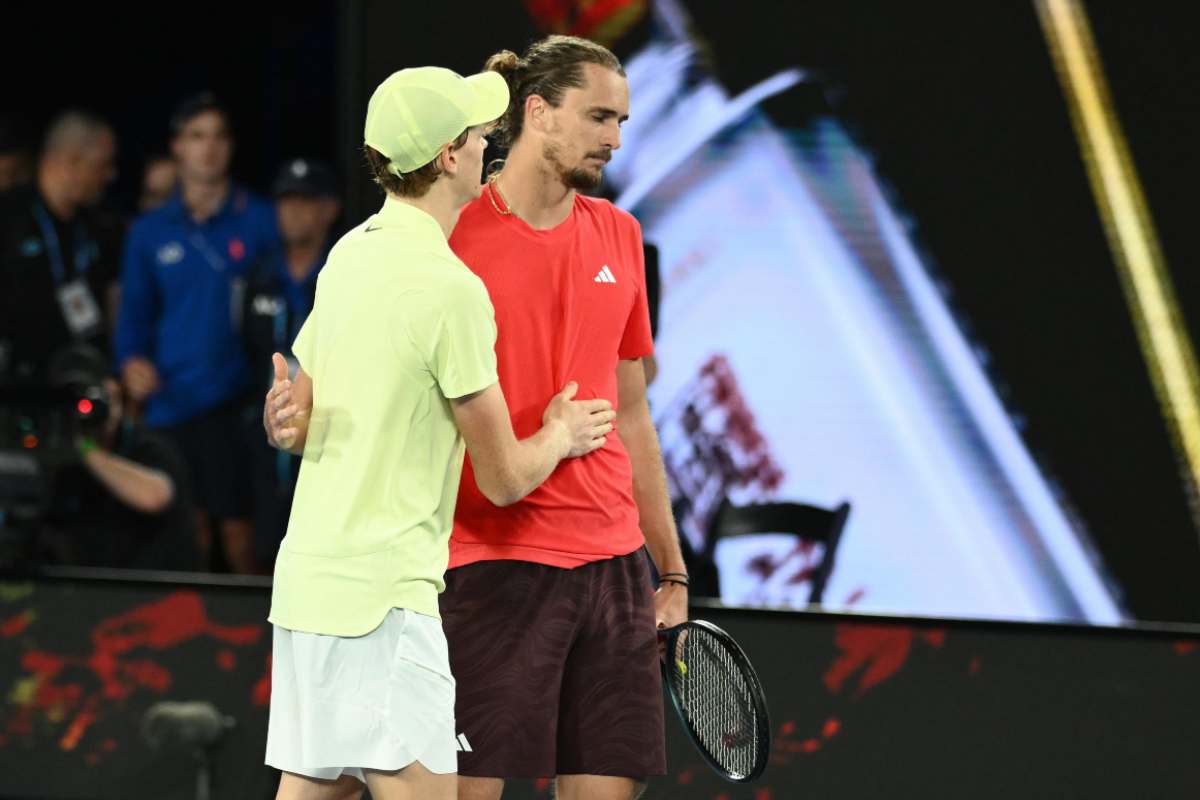 Sinner e Zverev si abbracciano a rete