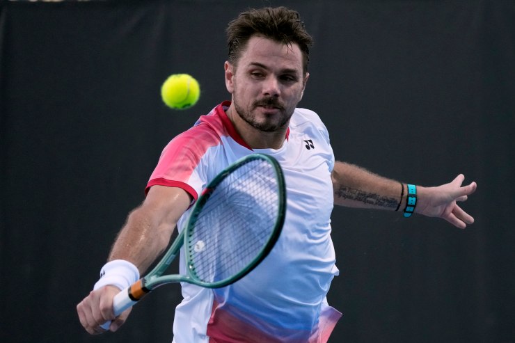 Stan Wawrinka mentre esegue una volée
