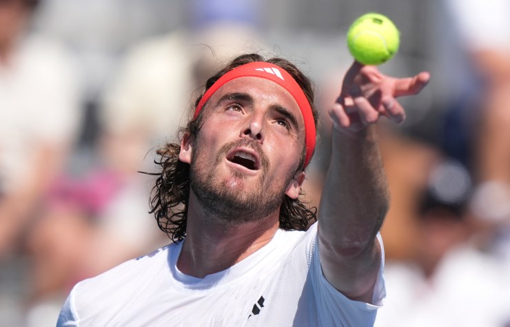 Primo piano diStefanos Tsitsipas mentre lancia la pallina per servire