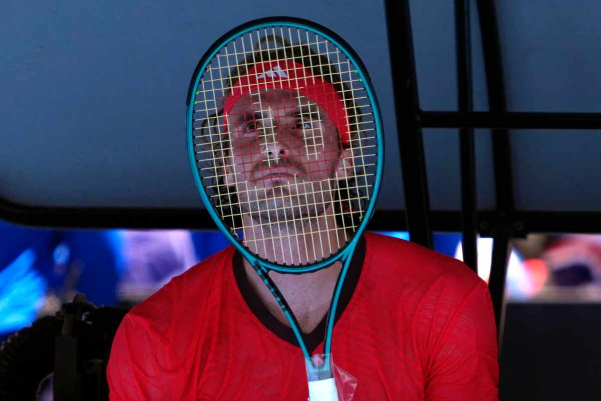 Stefanos Tsitsipas, sconsolato, con la racchetta che gli scherma il volto 