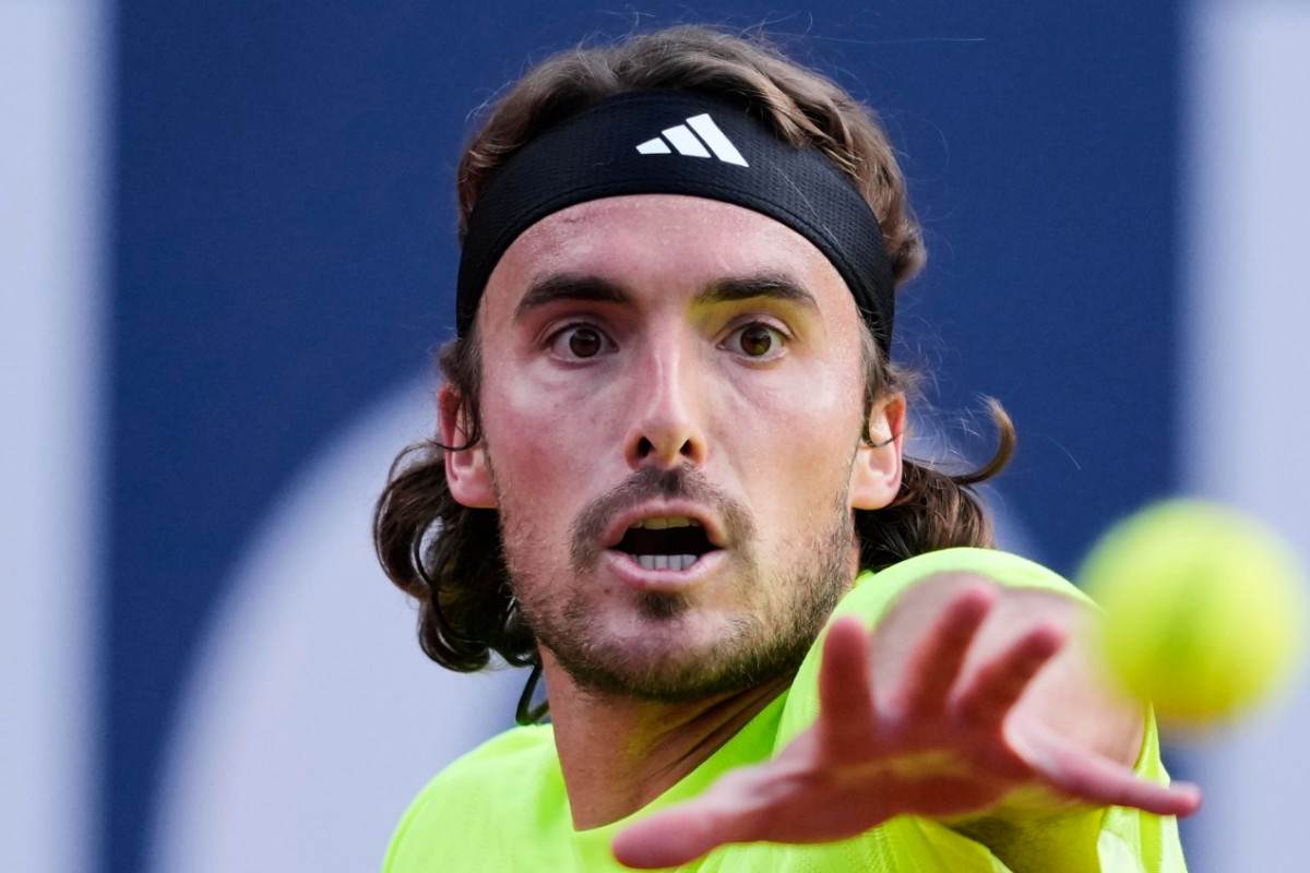 Stefanos Tsitsipas si appresta a colpire la pallina