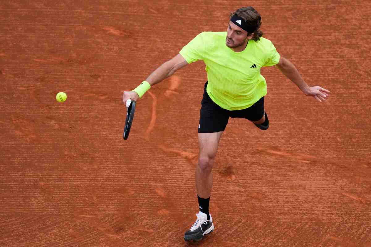 Stefanos Tsitsipas in azione con il rovescio a Barcellona