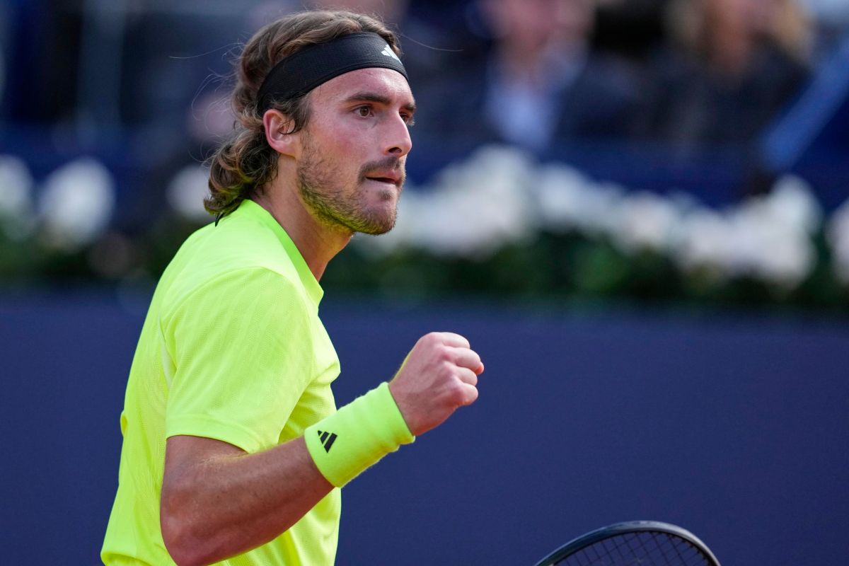 Stefanos Tsitsipas esulta alzando il pugno dopo aver vinto un punto