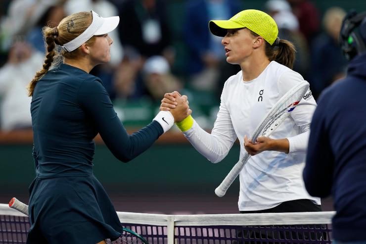 Iga Swiatek saluta Mirra Andreeva ad Indian Wells