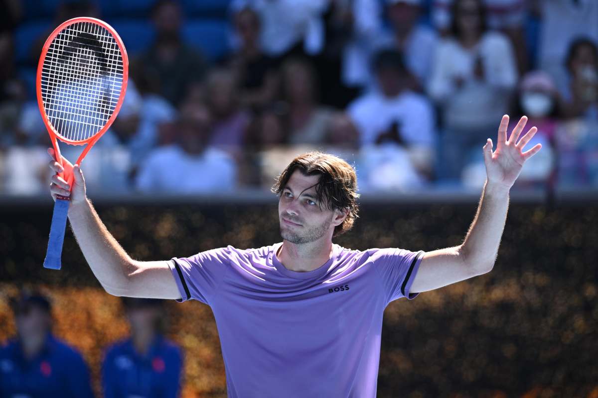 Taylor Fritz saluta i tifosi con le braccia alzate
