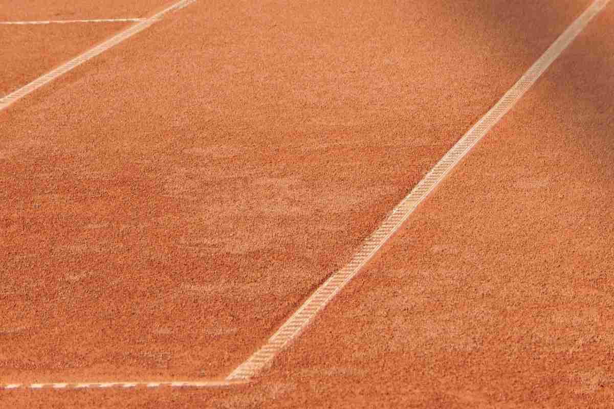 Sezione campo da tennis in terra battuta