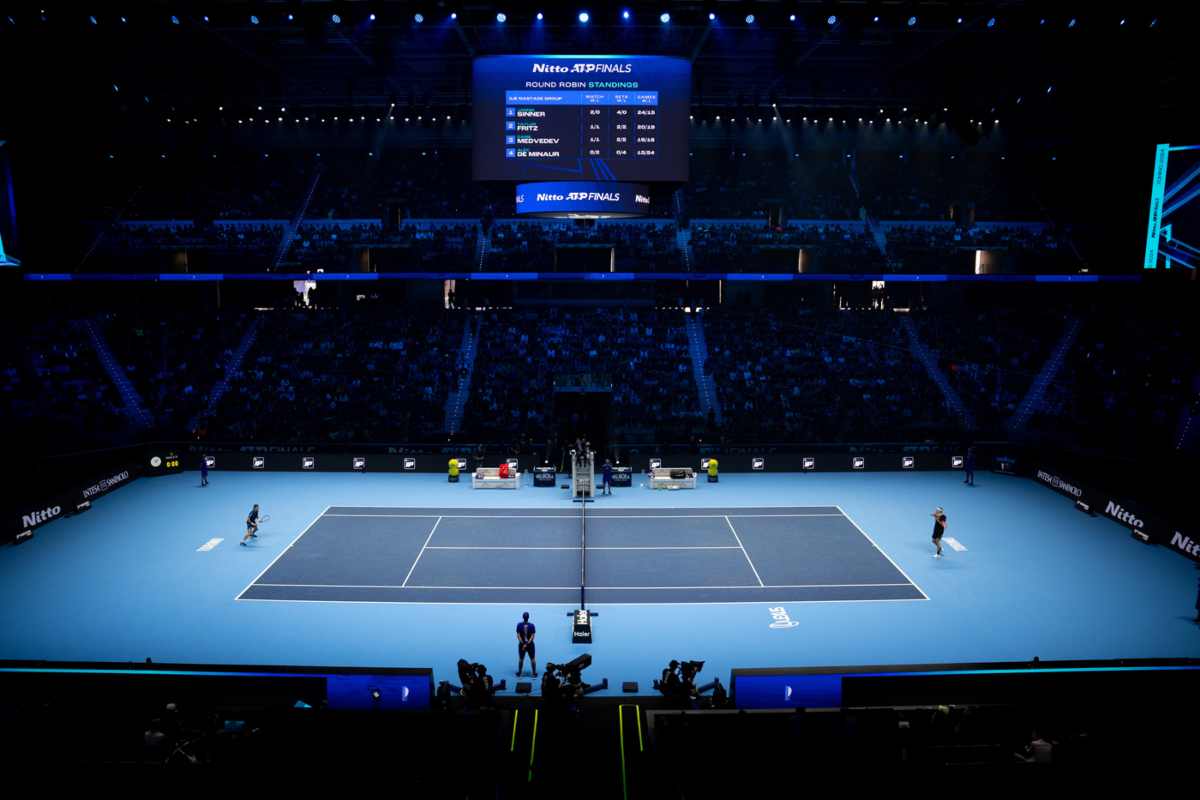 Campo da tennis con spalti nella penombra