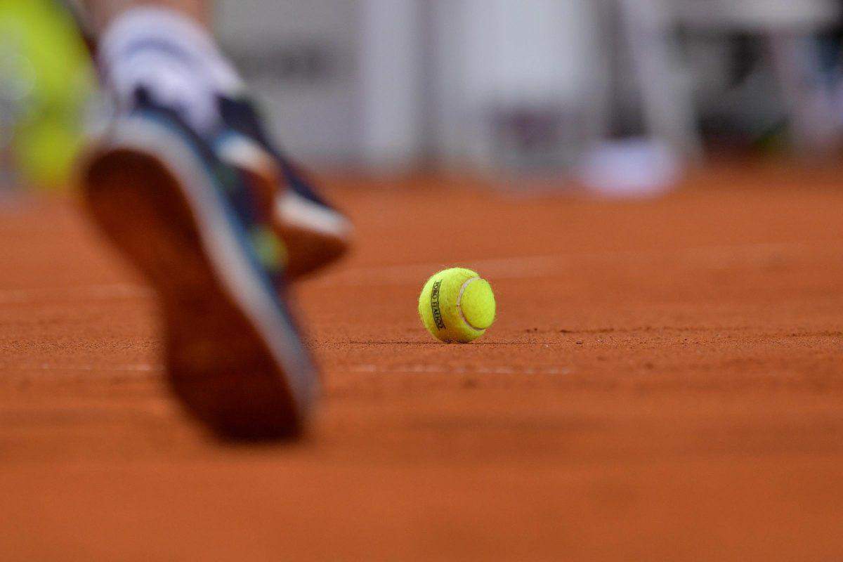 Pallina da tennis su terra rossa