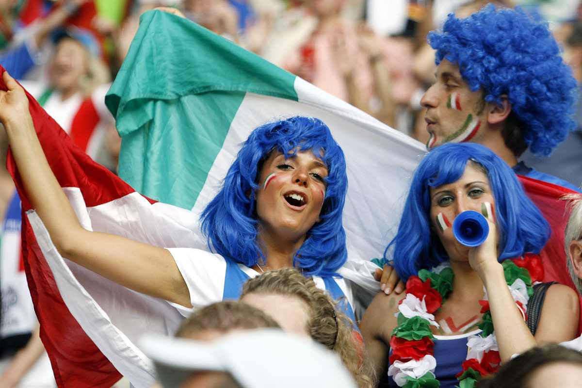 Tifosi Italia con bandiere e parrucche azzurre