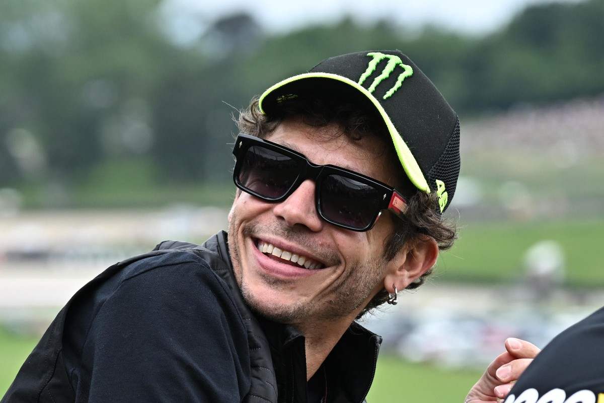 Valentino Rossi sorridente nel paddock