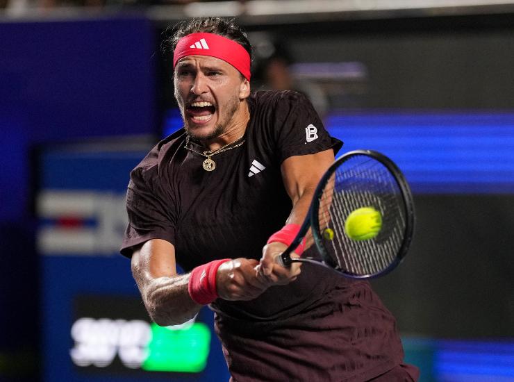 Il tennista tedesco Alexander Zvererv durante un incontro