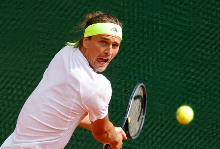 Sascha Zverev esegue un rovescio