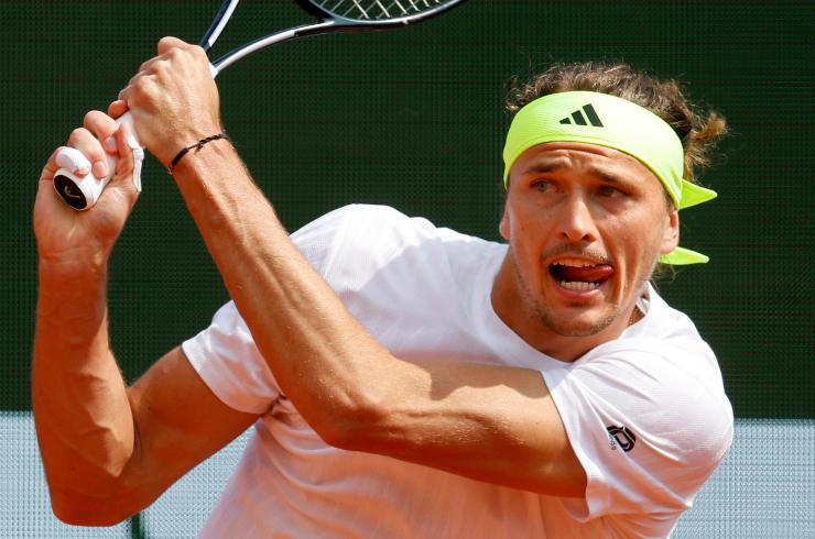 Sascha Zverev esegue un rovescio