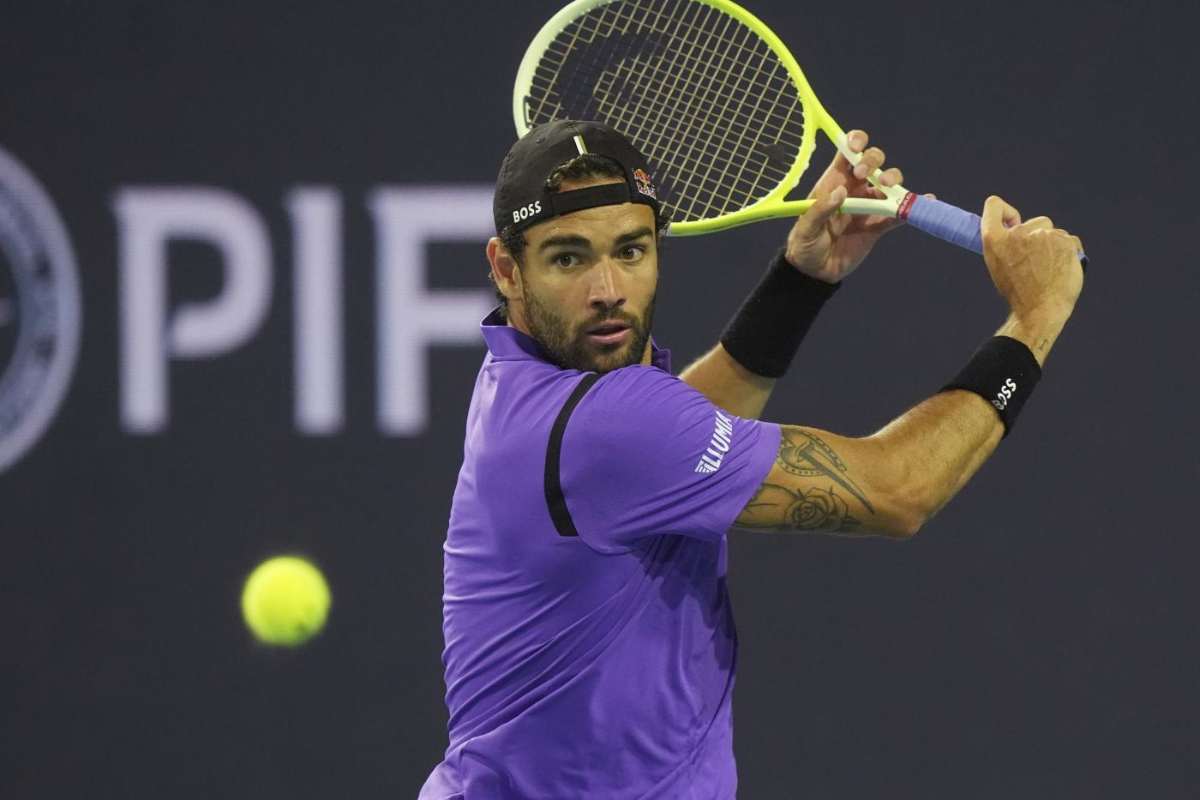 Berrettini si appresta a colpire la palla di rovescio
