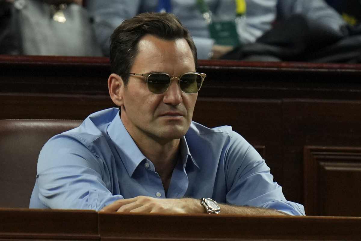 Roger Federer indossa un paio di occhiali da sole