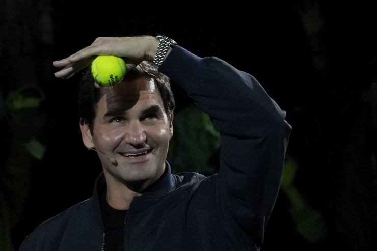 Federer con una pallina da tennis in mano