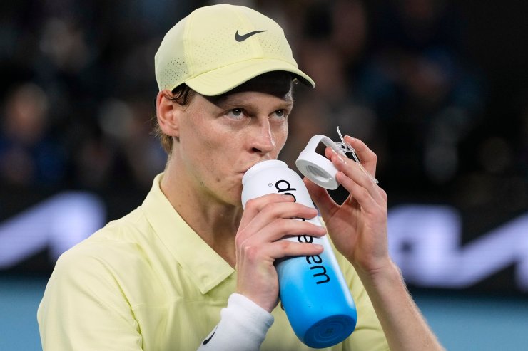 Jannik Sinner beve da una borraccia
