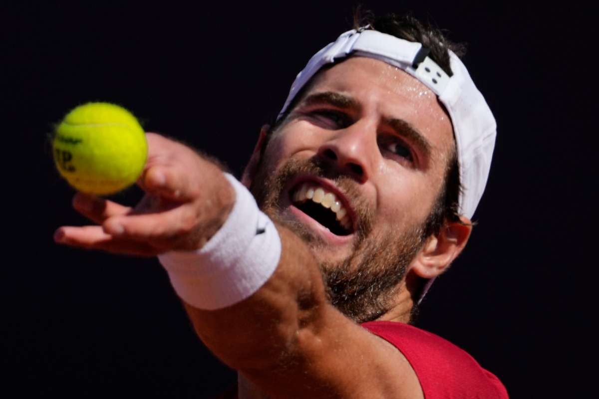 Karen Khachanov si appresta a servire